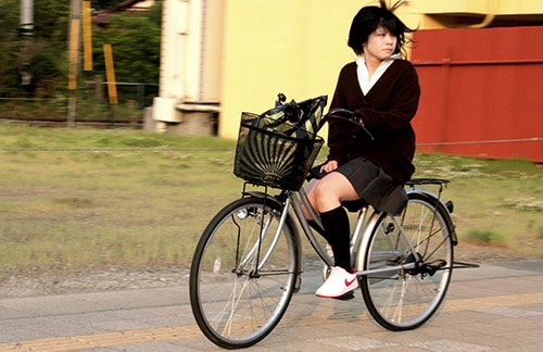 Studentessa Giapponese in bicicletta